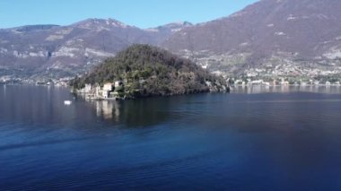 Como Gölü üzerindeki Villa Balbianello yarımadasının havadan görünüşü