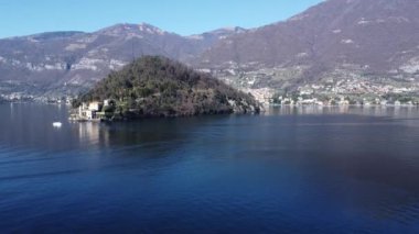 Como Gölü üzerindeki Villa Balbianello yarımadasının havadan görünüşü