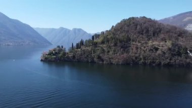 Como Gölü üzerindeki Villa Balbianello yarımadasının havadan görünüşü