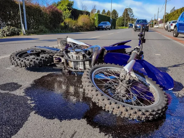 Yolda bir motosiklet kazası.