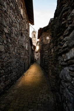 Como Gölü 'nün eski bir köyünde günbatımı renkleriyle