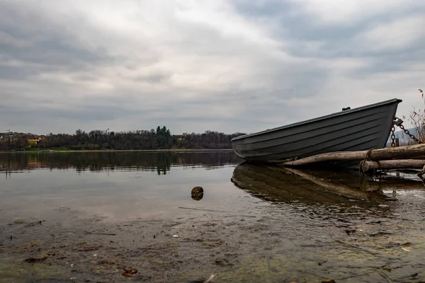 stock image Rowing boat on the lakeside of Lake Pusiano