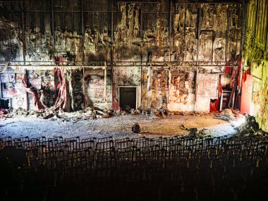 Eski bir sinema salonunda terk edilmiş ve yakılmış.