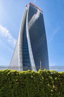 Milan (İtalya) 04-14-2023: Milano 'nun CityLife ilçesindeki genel gökdelen. Mağazalar, sinemalar ve ofis binaları nedeniyle Şehir Hayatı şehrin en çok ziyaret edilen yerlerinden biri.