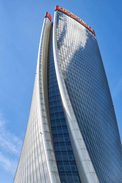 Milan (İtalya) 04-14-2023: Milano 'nun CityLife ilçesindeki genel gökdelen. Mağazalar, sinemalar ve ofis binaları nedeniyle Şehir Hayatı şehrin en çok ziyaret edilen yerlerinden biri.