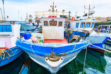 Sicilya rıhtımında bir balıkçı teknesi.