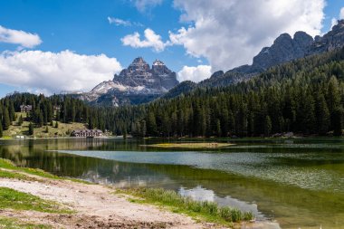 Misurina Gölü manzarası, Dolomites'in en güzel göllerinden biri
