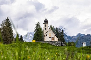 Dolomitler vadisindeki kilise.