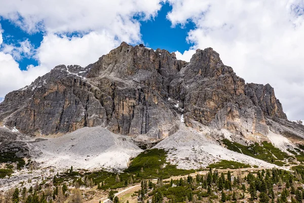 Dolomitlerdeki Lagazuoi Dağı 'nın manzarası