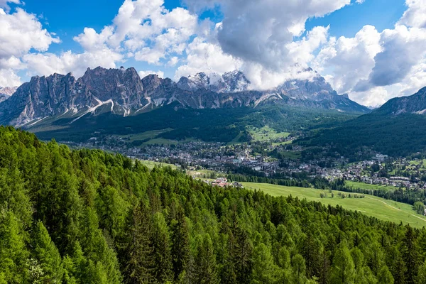 白云岩中Cortina Ampezzo村景观 — 图库照片