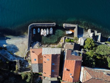 Corenno Plinio limanının havadan görünüşü