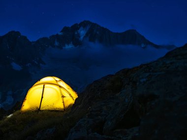 İtalyan Alplerinde gece kamp çadırı