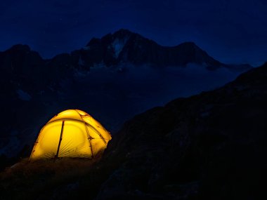 İtalyan Alplerinde gece kamp çadırı