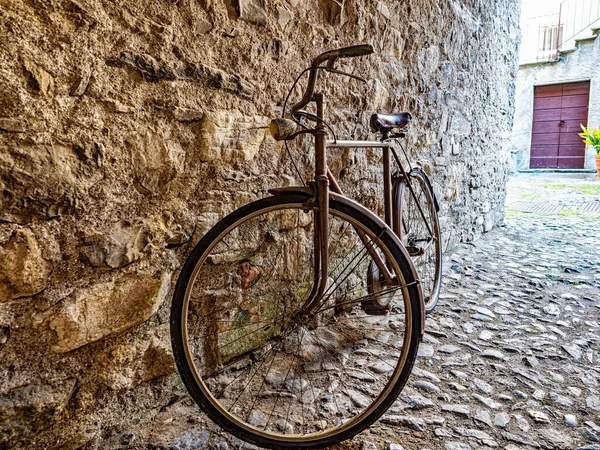Bicicleta Vieja Callejón Pueblo Italiano — Foto de Stock