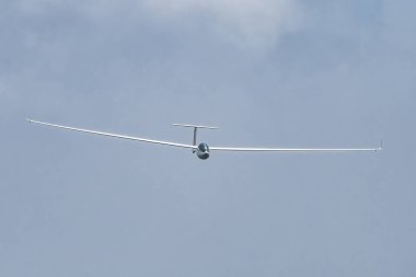 Bulutlarda uçan planör uçağı