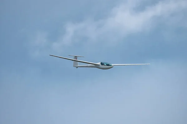 雲の中を飛ぶ滑空機 — ストック写真