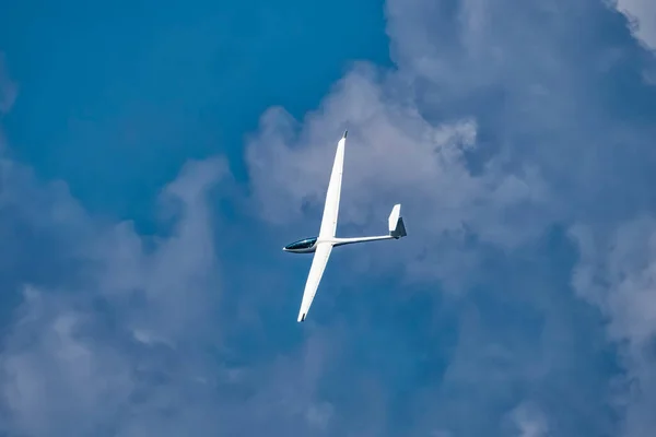 雲の中を飛ぶ滑空機 — ストック写真