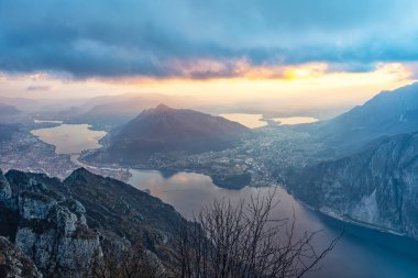 Günbatımında Lecco ve Como Gölü manzarası