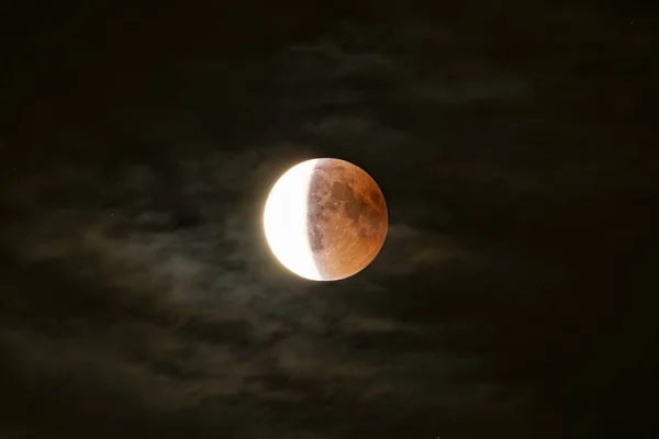 Zatmění Měsíce Zblízka Zamračené Noci — Stock fotografie