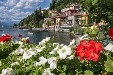 Como Gölü üzerinde bir köy Varenna peyzaj