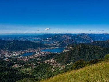 Brianza göllerinin manzarası.