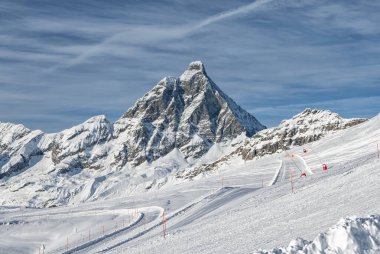 Matterhorn manzarası ve Cervinia 'nın kayak yamaçları