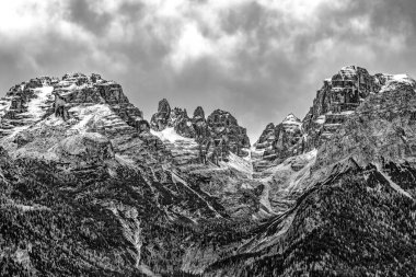 Brenta Dolomitlerinin siyah beyaz görüntüsü