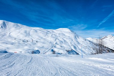 Bormio Kayak merkezinin etrafındaki dağlarda kayak pistleri