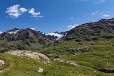 Gavia Geçidi 'nin İtalyan Alplerindeki manzarası