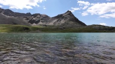 İtalyan Alplerindeki Gavia Geçidi 'ndeki Alp Gölü