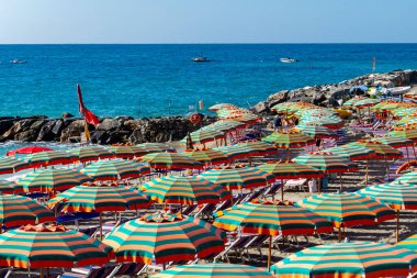 Monterosso 'da bir İtalyan plajında plaj şemsiyeleri.