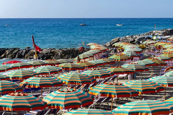 Ombrelloni Una Spiaggia Italiana Monterosso — Foto Stock