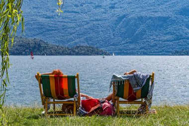 Como Gölü sahilinde dinlenen bir çift.
