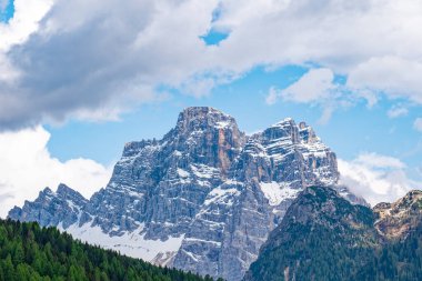 Pelmo Dağı manzaralı Selva Di Cadore köyünden