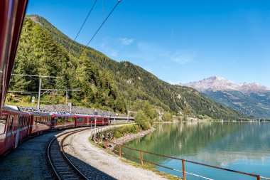 İsviçre Alplerinde Bernina 'nın kırmızı treni