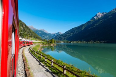 İsviçre Alplerinde Bernina 'nın kırmızı treni