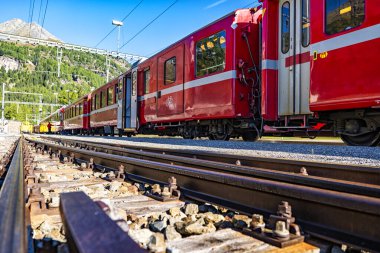 İsviçre Alplerinde Bernina 'nın kırmızı treni