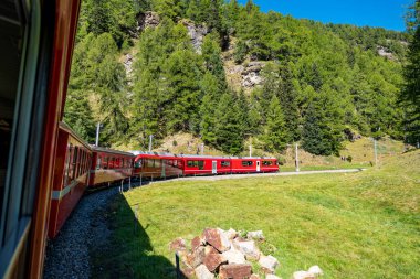 İsviçre Alplerinde Bernina 'nın kırmızı treni