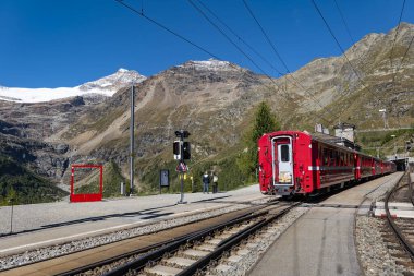 İsviçre Alplerinde Bernina 'nın kırmızı treni