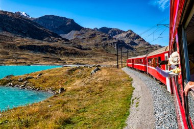 İsviçre Alplerinde Bernina 'nın kırmızı treni