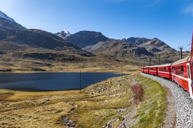 İsviçre Alplerinde Bernina 'nın kırmızı treni