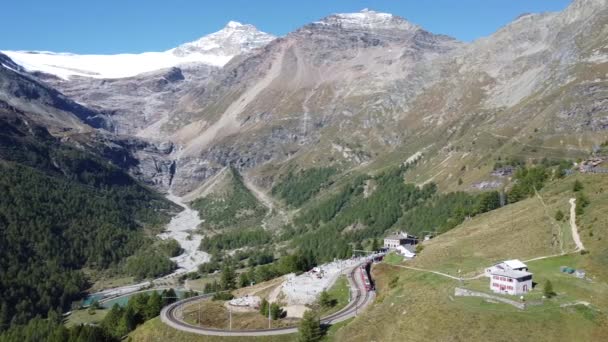 Roter Zug Der Bernina Den Schweizer Alpen — Stockvideo