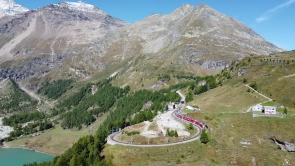 Červený Vlak Berniny Švýcarských Alpách — Stock video
