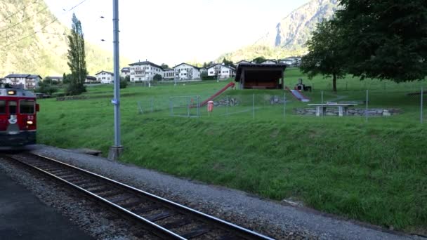Svájc 2023 Unesco Egyik Örökségvédelmi Helyszínéül Szolgáló Berninai Vörös Vonaton — Stock videók