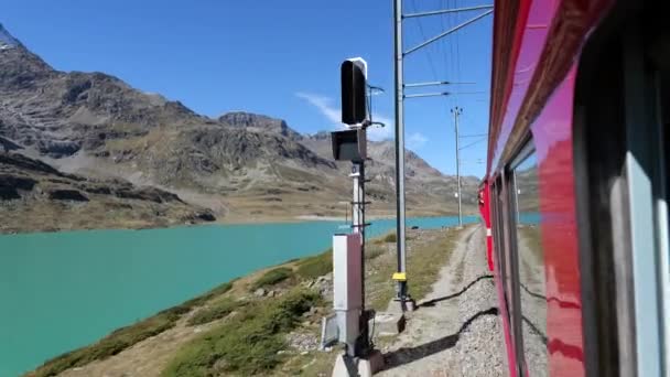 Svájc 2023 Unesco Egyik Örökségvédelmi Helyszínéül Szolgáló Berninai Vörös Vonaton — Stock videók