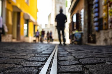 Sirmione kasabasının arka sokağında yürüyen bir adamın manzarası