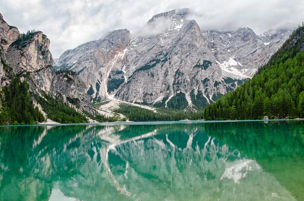 Braies Gölü manzarası, Dolomitlerin en güzel göllerinden biri.