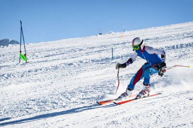 İtalyan Alplerinde bir yamaçta kayakçı