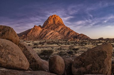 Namibya 'nın Spitzkoppe bölgesinde gün doğumu