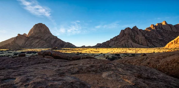 Namibya 'nın Spitzkoppe bölgesinde gün batımı